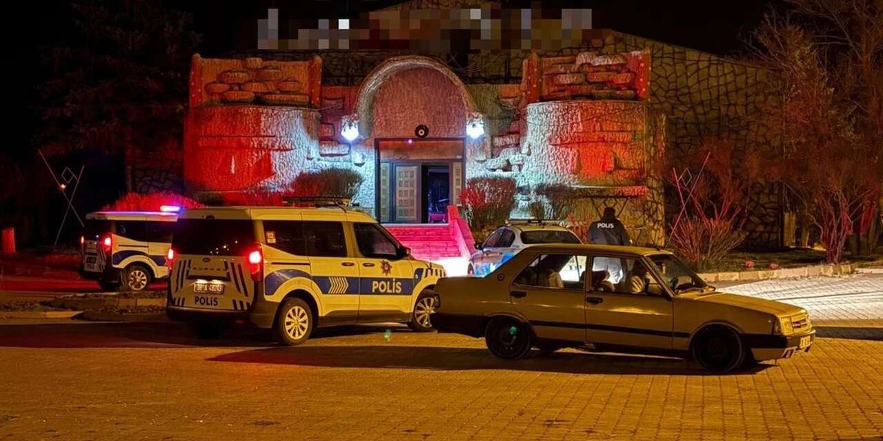 Kavgayı ayırmaya çalışırken bıçaklandı!