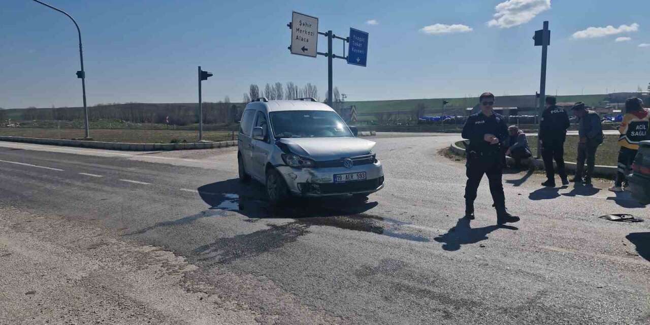Çorum’da hafif ticari araç ile otomobil çarpıştı: 1 yaralı