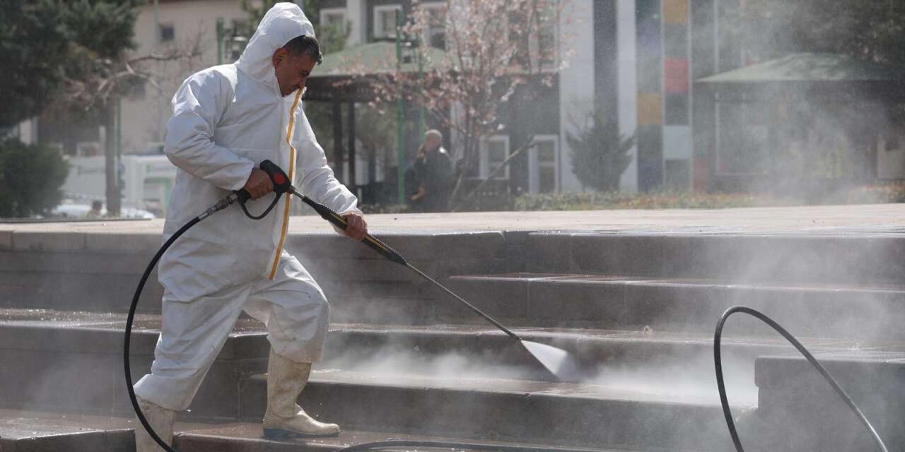 Cumhuriyet Meydanı foşur foşur temizlendi