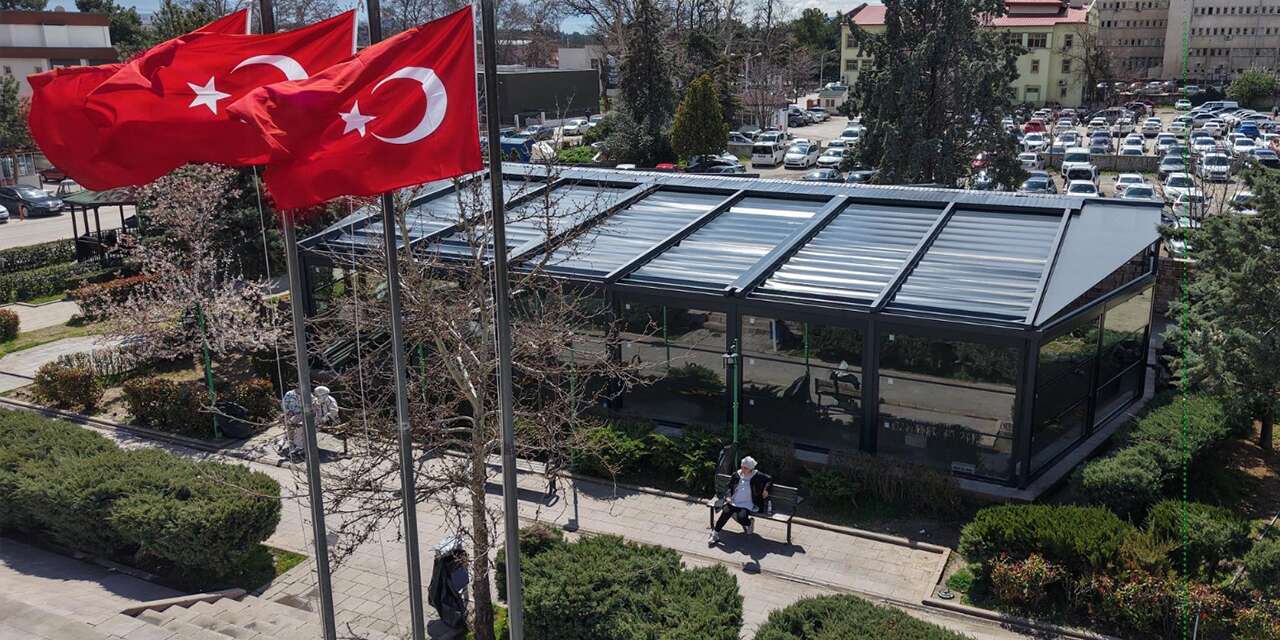 Cumhuriyet Meydanı’nda sosyal tesiste sona yaklaşıldı