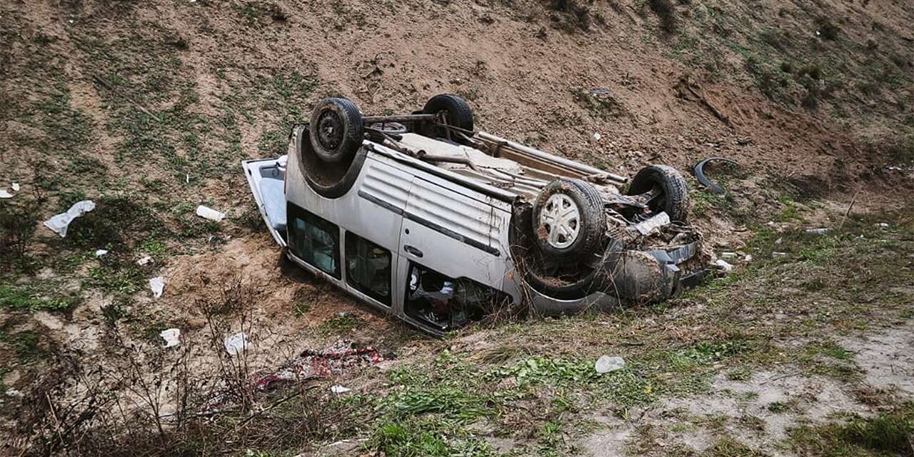 Hafif ticari araç takla attı: 4 yaralı