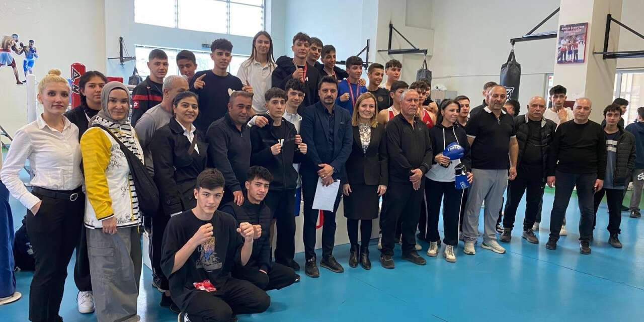 Genç eldivenler şampiyonluğa yumruk attı