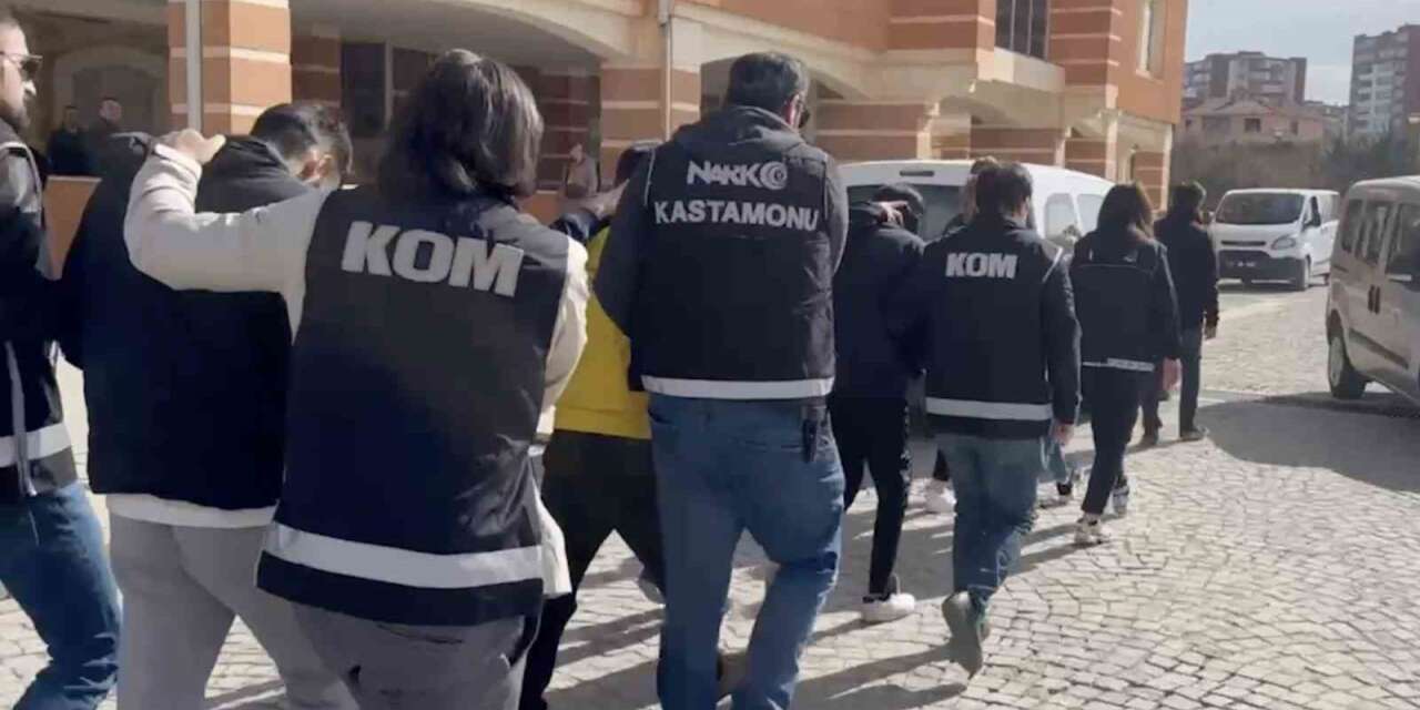 Ticari taksiyle uyuşturucu ticareti yapan sanıkların yargılanmasına devam edildi