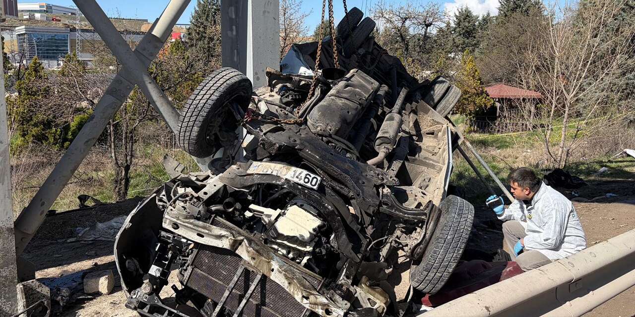 Özel halk otobüsü direğe çarptı: 5 ölü!