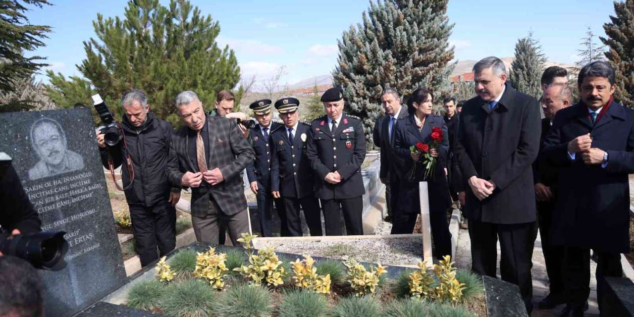 Bakan Çiftçi, Neşet Ertaş’ın kabrini ziyaret etti