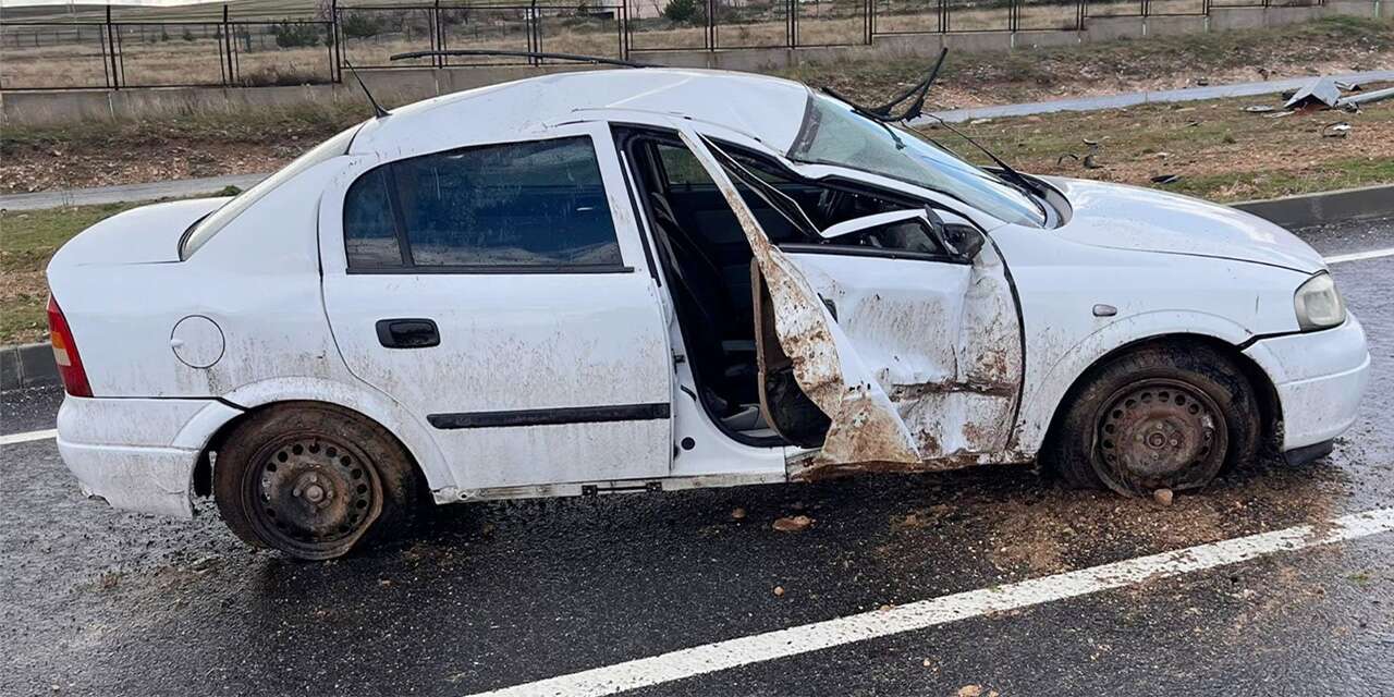 Otomobil yağmurun kayganlaştırdığı yolda takla attı