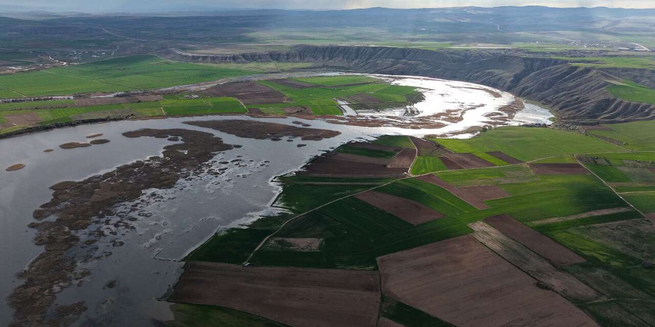 Baraj doldu, tarım arazileri suya doydu