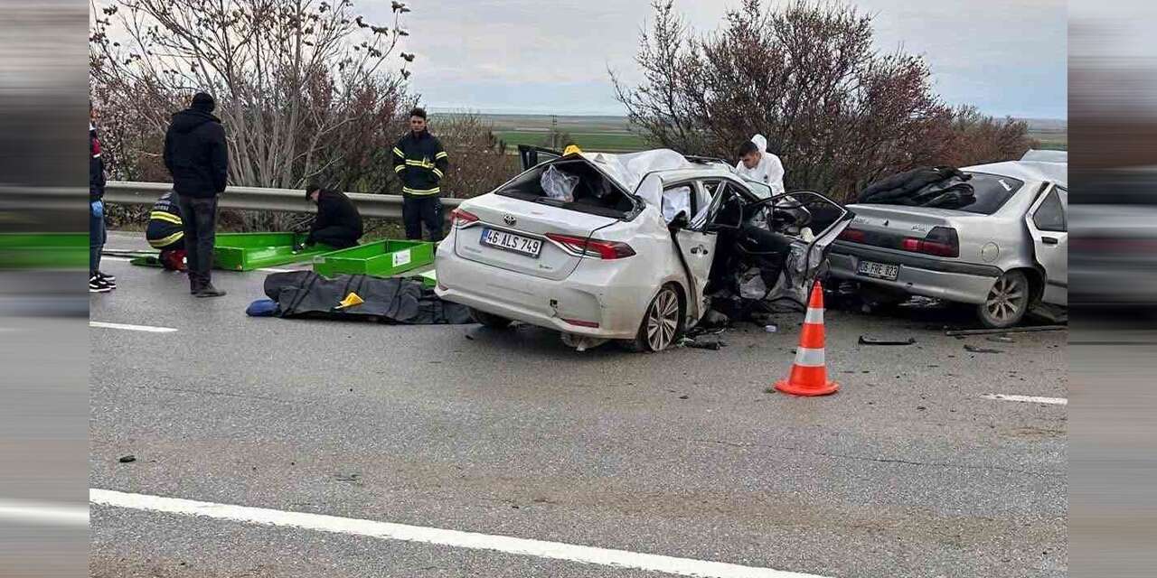 Polatlı'da iki otomobil kafa kafaya çarpıştı: 4 ölü
