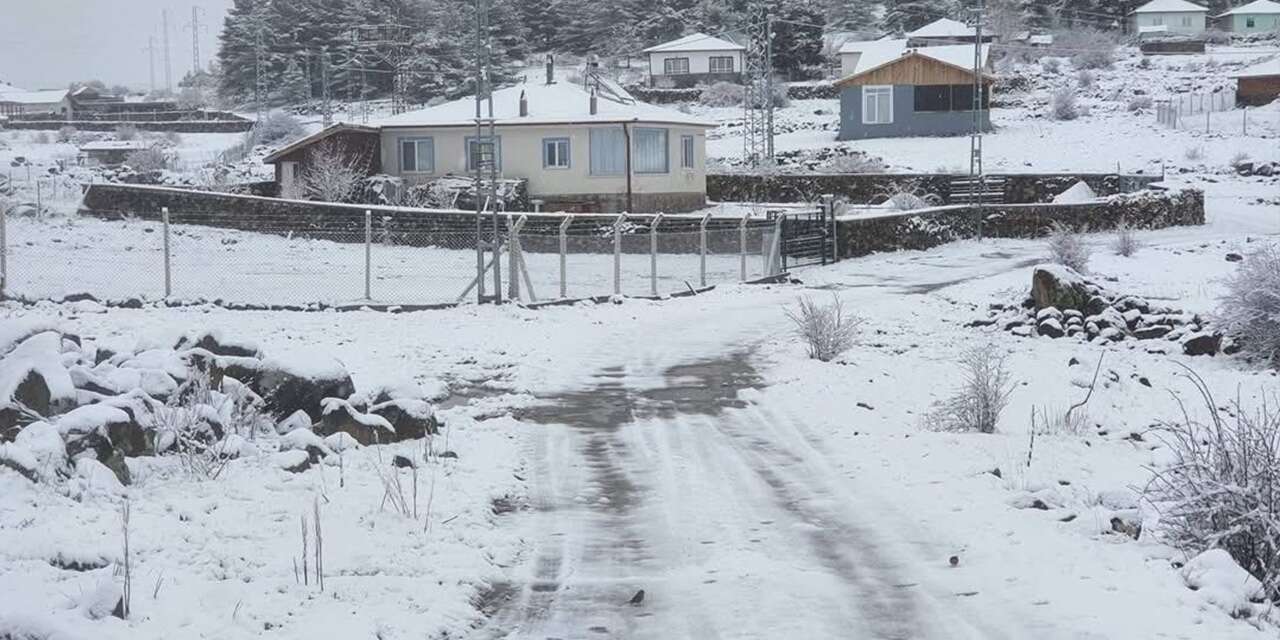 Nisan ayında kar yağdı: Vatandaş şaşkınlığını gizleyemedi