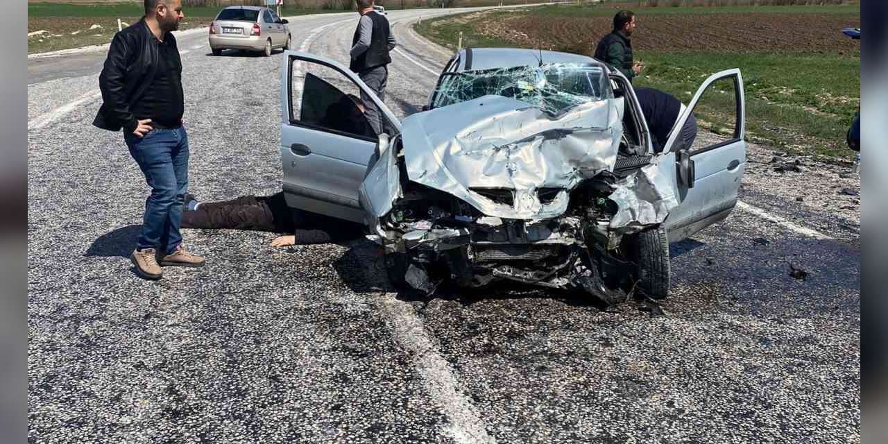 Otomobiller çarpıştı 4 kişi yaralandı