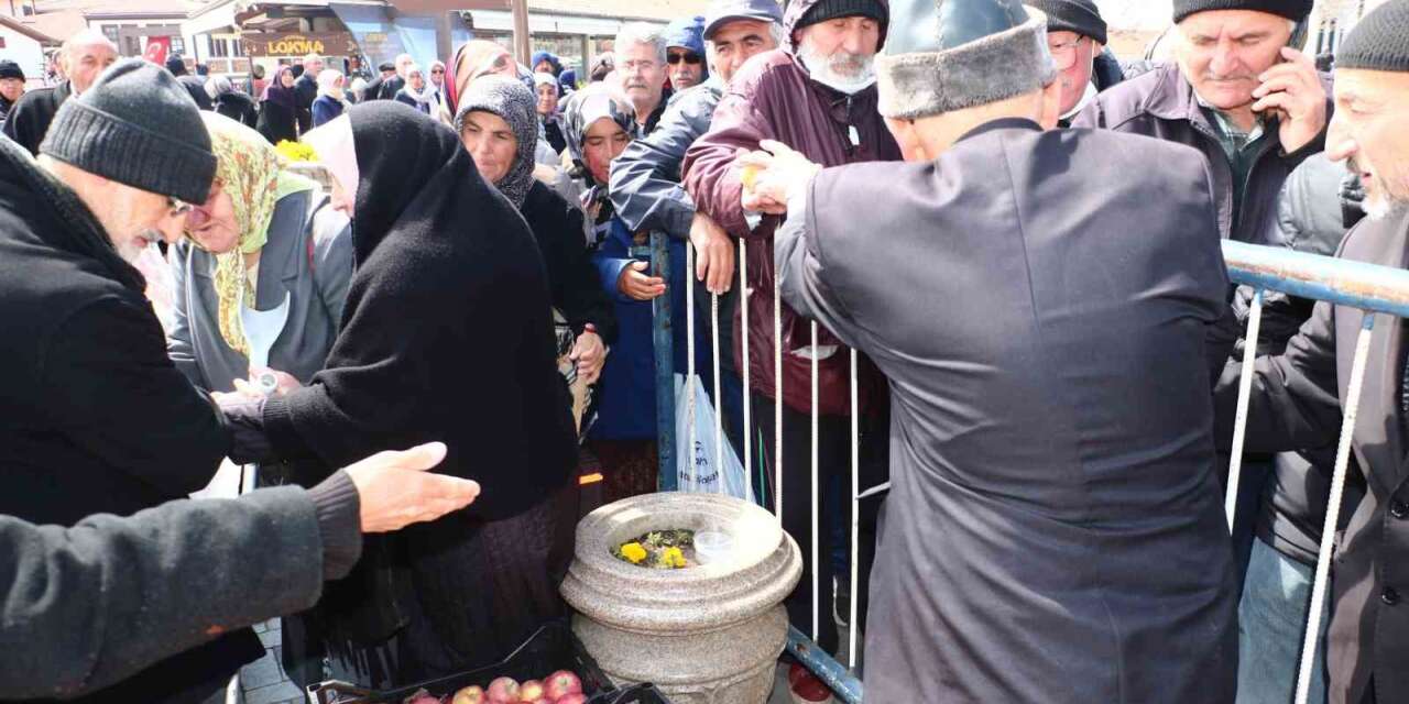 "Elmacı Dede" şehit polislerin hayrına elma dağıttı
