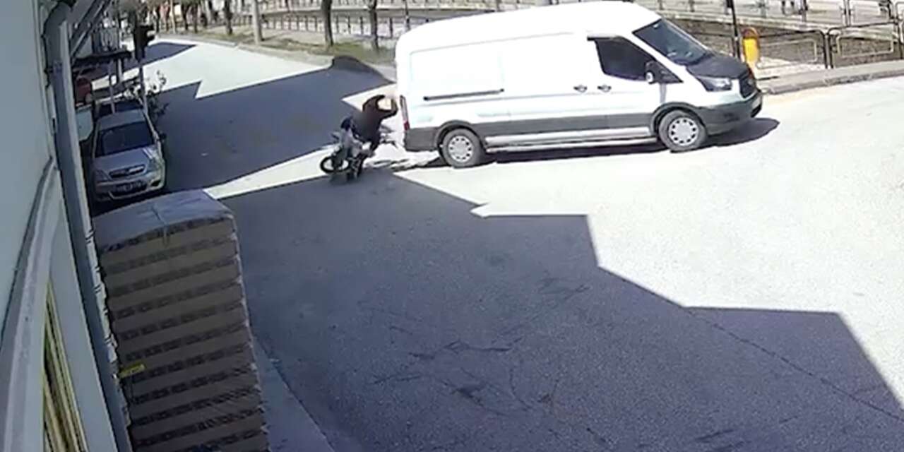 Panelvan araca çarpan motosiklet sürücüsü yaralandı