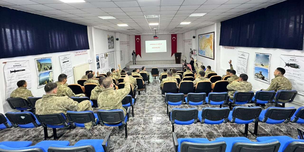 Mehmetçiğe üreme sağlığı eğitimi verildi