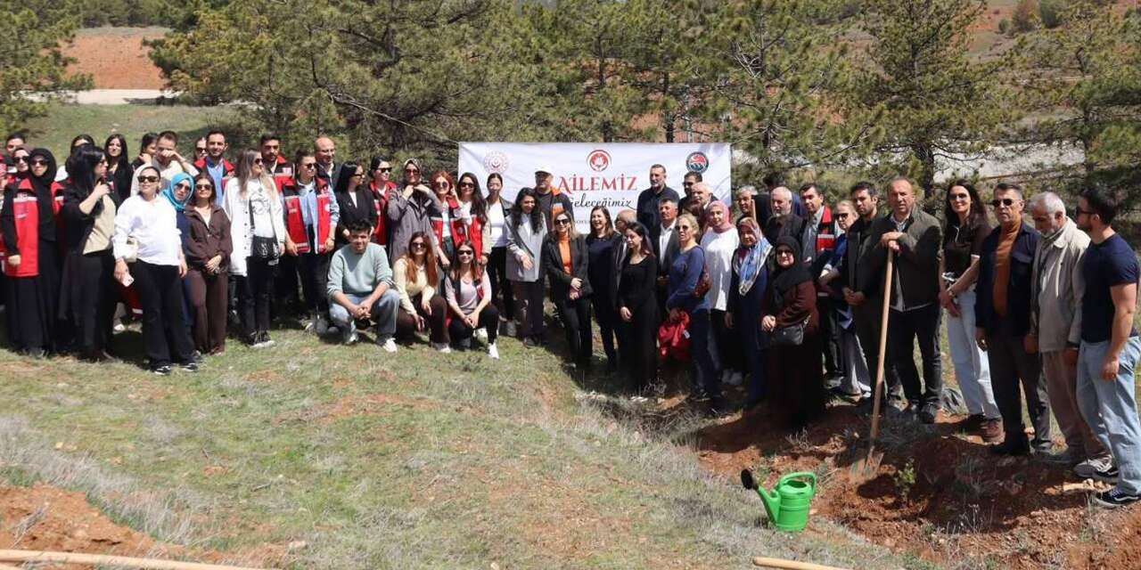 Gelecek nesiller için 100 fidan toprakla buluştu