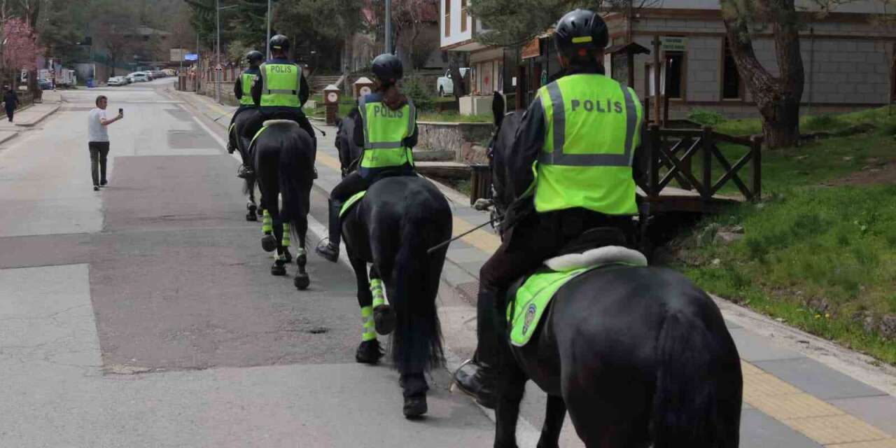 Atlı Polis ekiplerine Kızılcahamam’da yoğun ilgi