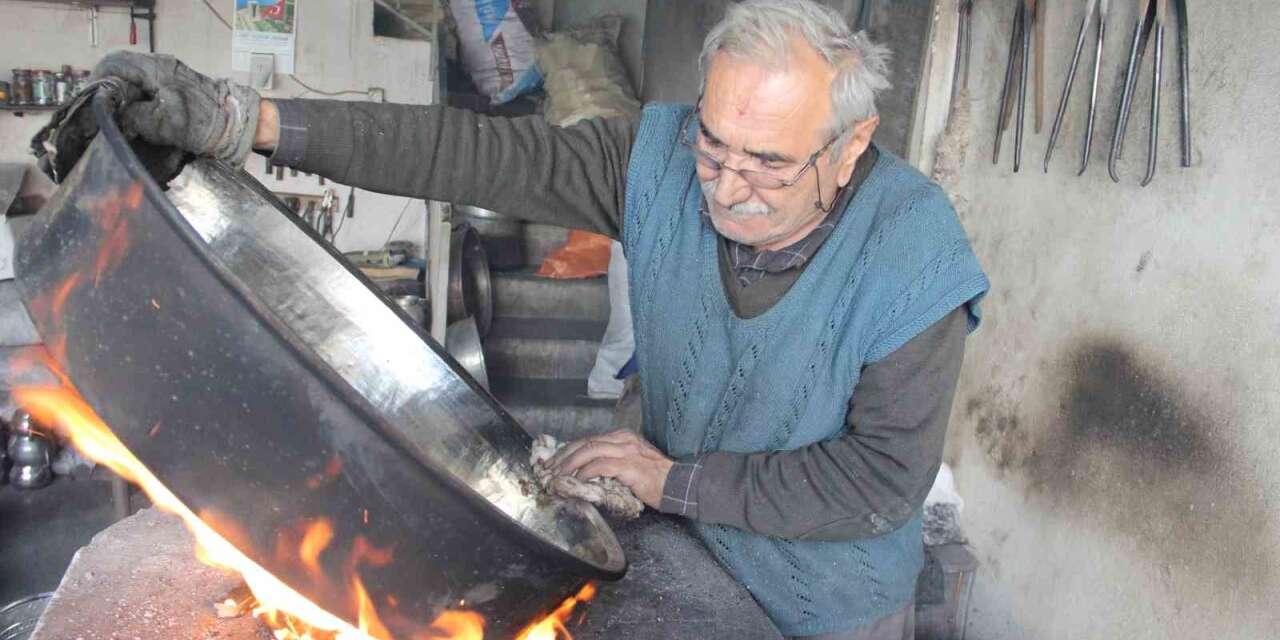 Yarım asırdan fazla süredir bakıra hayat veriyor: 73 yaşında mesleğini aşkla yapıyor