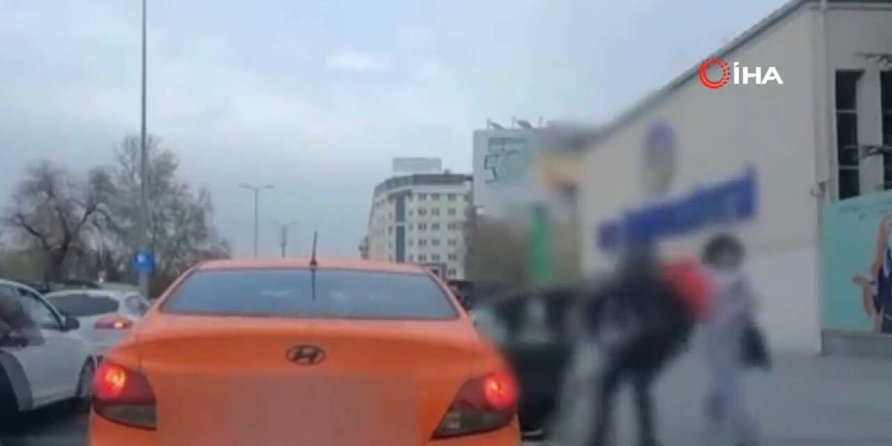 Elektrikli scooter sürücüsü, kapısı açılan taksiye çarptı