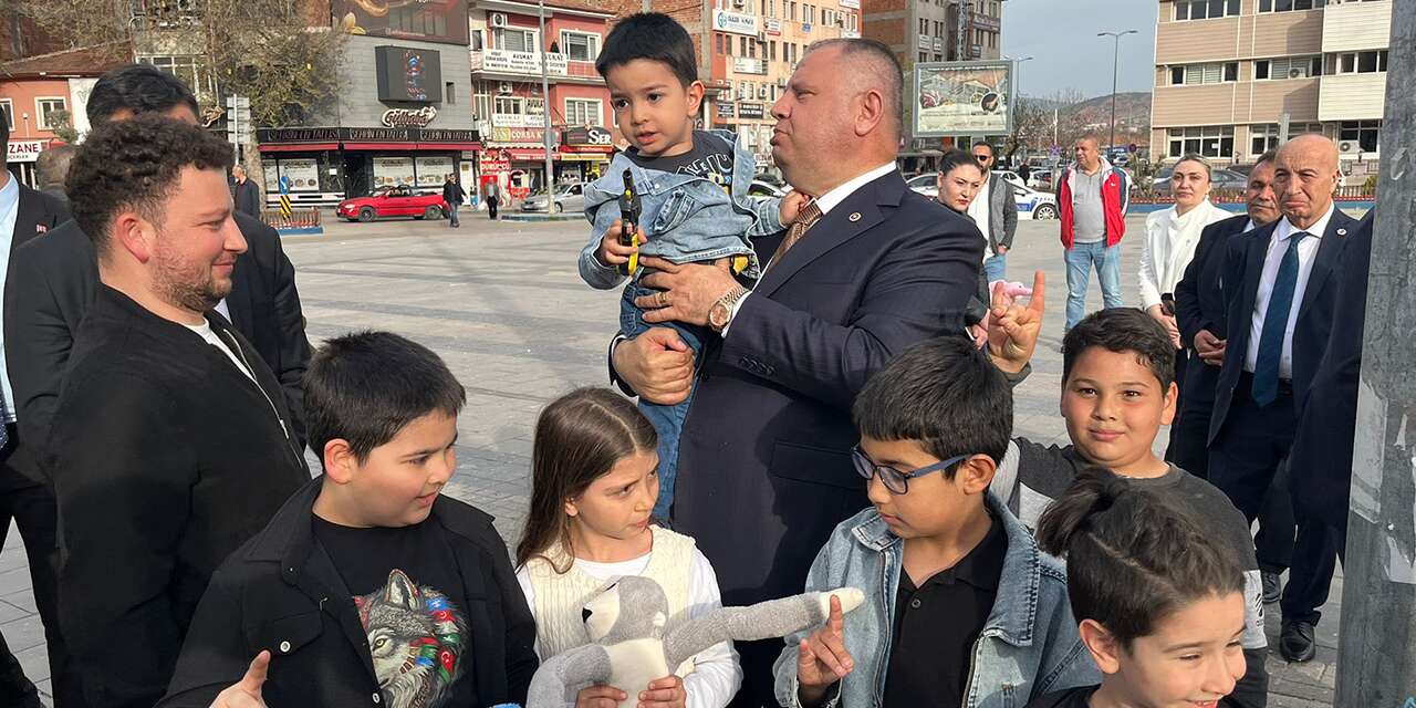 Öztürk’ten Çocuklara 23 Nisan Sürprizi