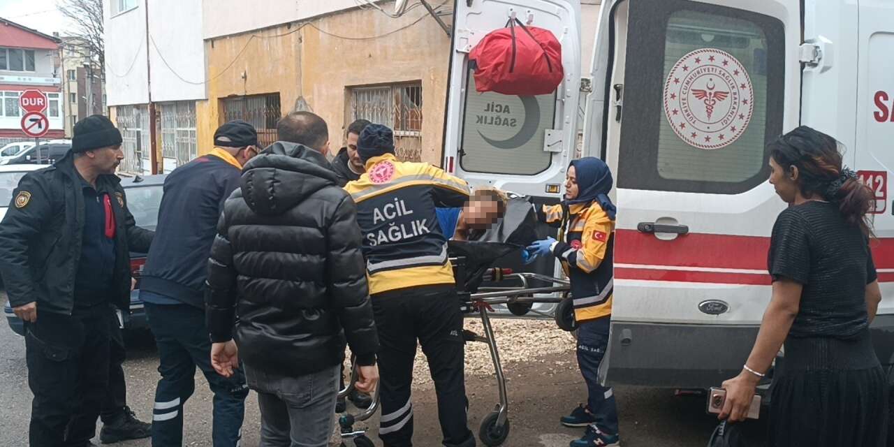 Eşini dört yerinden bıçaklayıp eve kilitledi