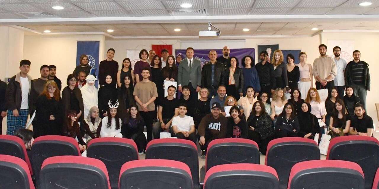 Gençler Sahnede Yeteneklerini Sergiledi