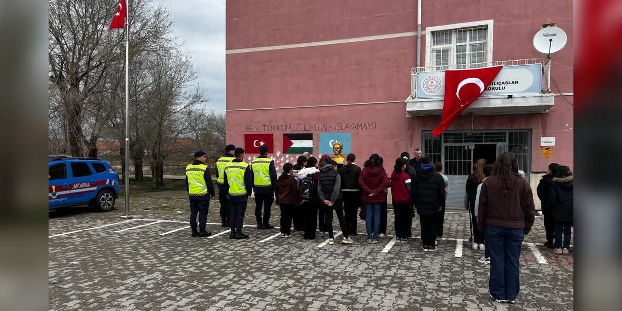 Okullarda öğrenciler Türk Bayrağı ile karşılandı