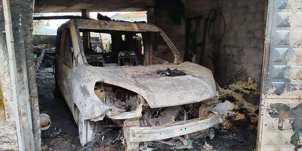 Garajda alevlere teslim olan 2 araç ve motosiklet kullanılmaz hale geldi