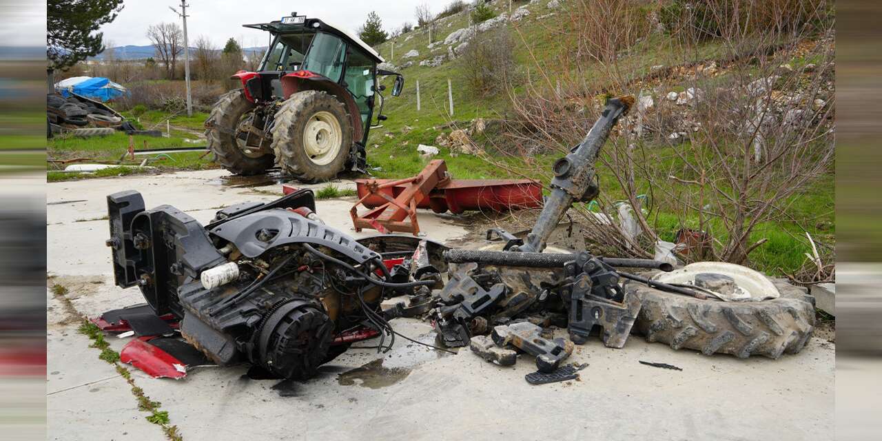 Hafif ticari araç ile çarpışan traktör ikiye bölündü