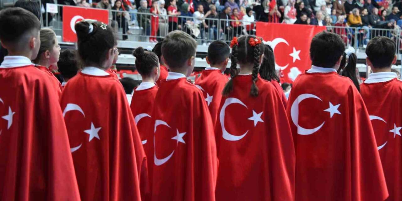 Kastamonu’da 23 Nisan coşkusu: Çocukların gösterileri ayakta alkışlandı