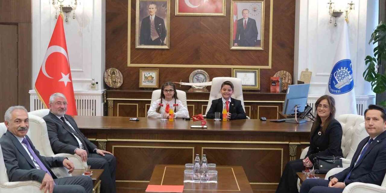 Başkan Aşgın koltuğu çocuklara emanet etti