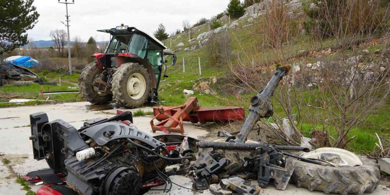 Hafif ticari araç ile çarpışan traktör ikiye bölündü: 5 yaralı