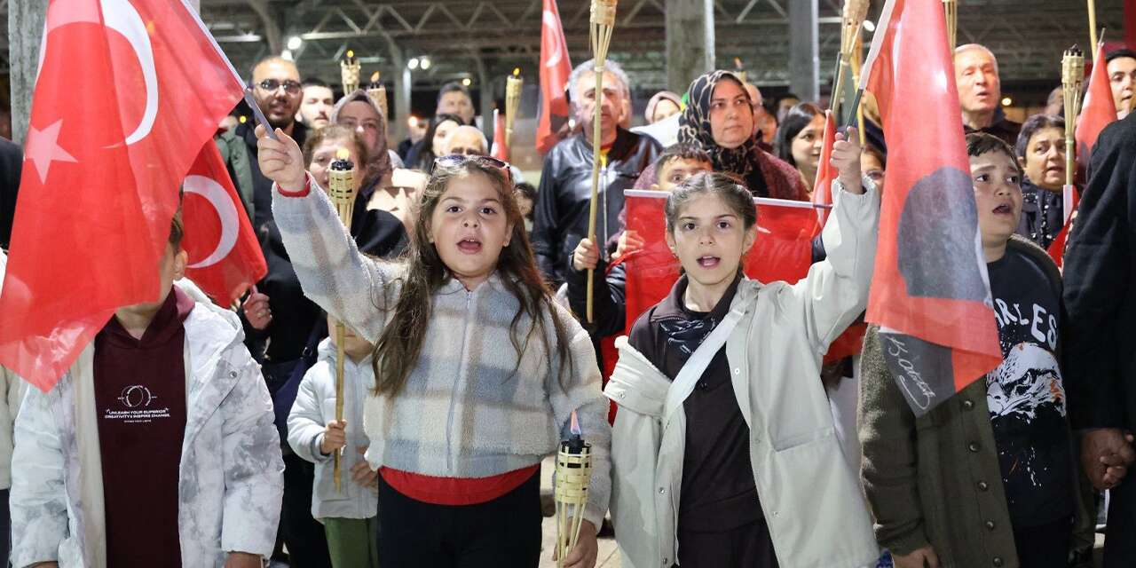 23 Nisan coşkusu fener alayıyla sokaklara taştı