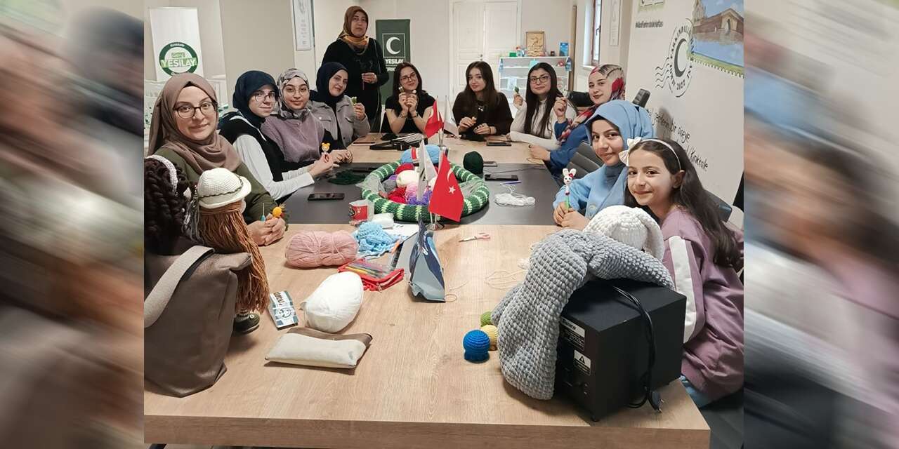 Yeşilay Gençleri, sabır ile ilmek ilmek ördüler