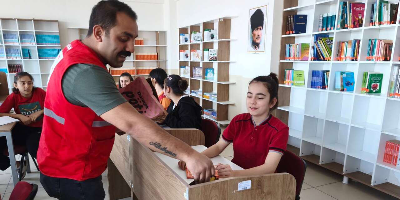 Kızılay öğrencilerin yüzlerini güldürdü