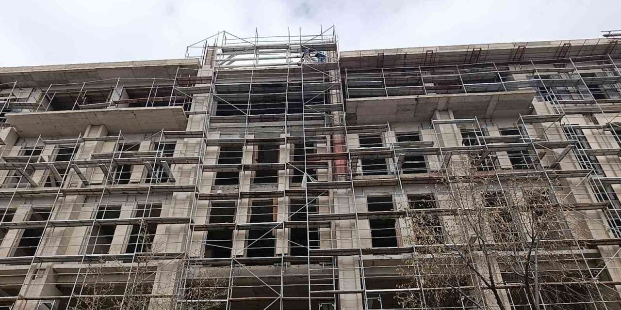 Kırşehir’de 3 işçi maaşlarını alamadıkları iddiasıyla inşaata çıktı