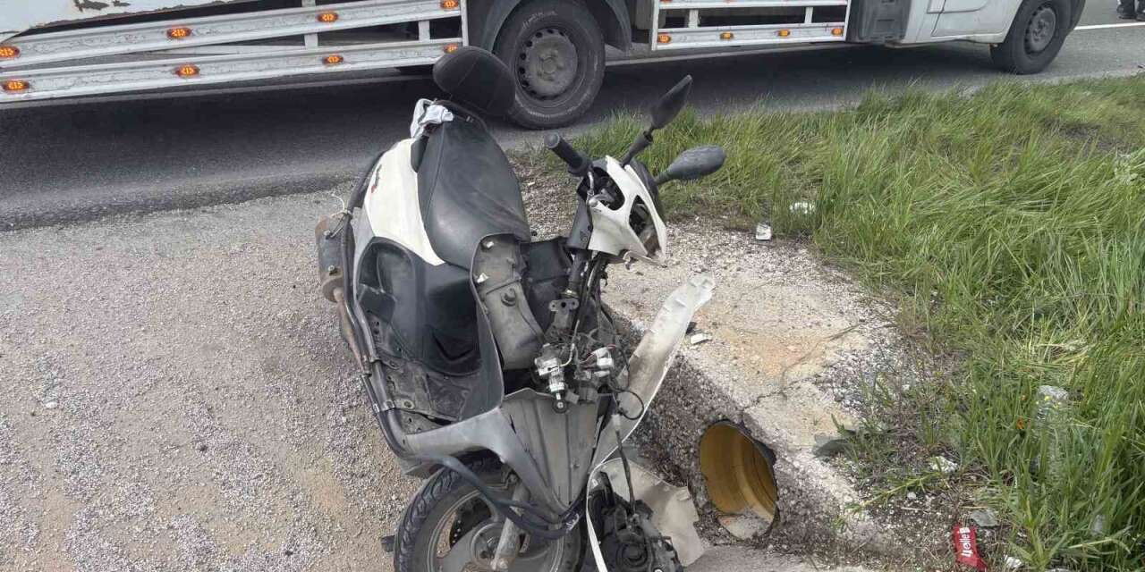 Yoldan çıkan motosikletten düşen 1’i çocuk 3 kişi yaralandı