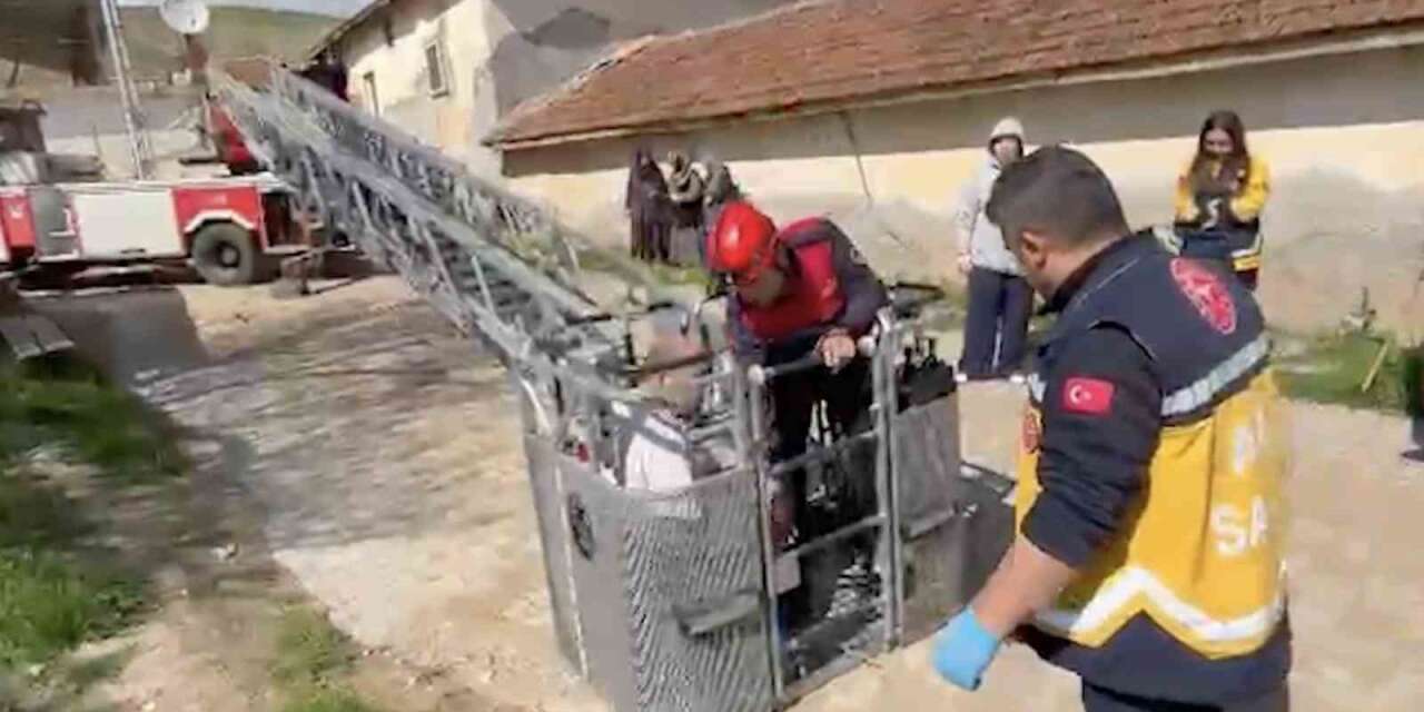 Baca temizlerken bayıldı, çatıdan itfaiye indirdi