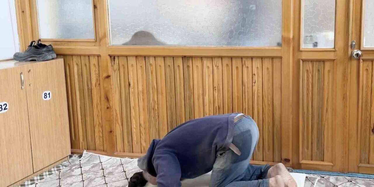 İnşaat işçisinden örnek davranış: Camiyi kirletmemek için nalburdan aldığı malzemenin üzerinde namazını kıldı