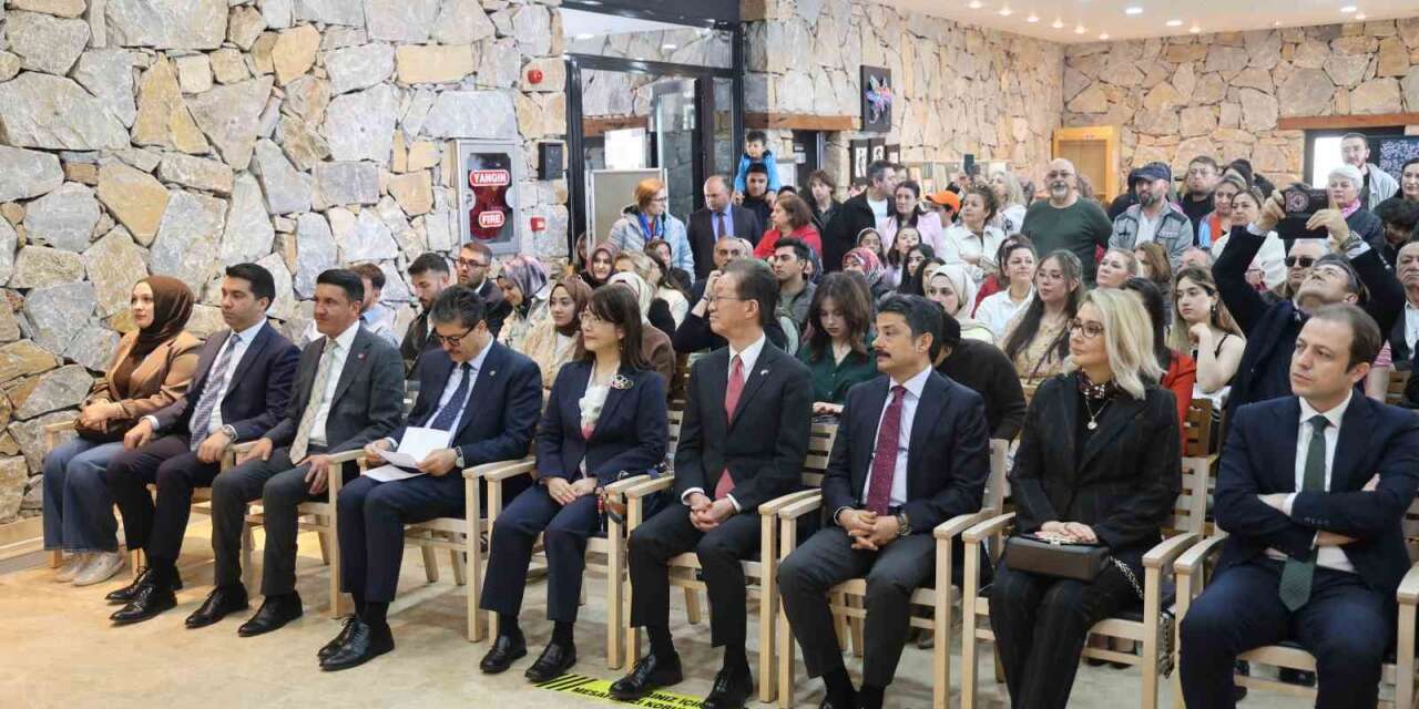 Kırşehir’de Sakura Festivali ve Plastik Sanatlar Sergisi Açıldı