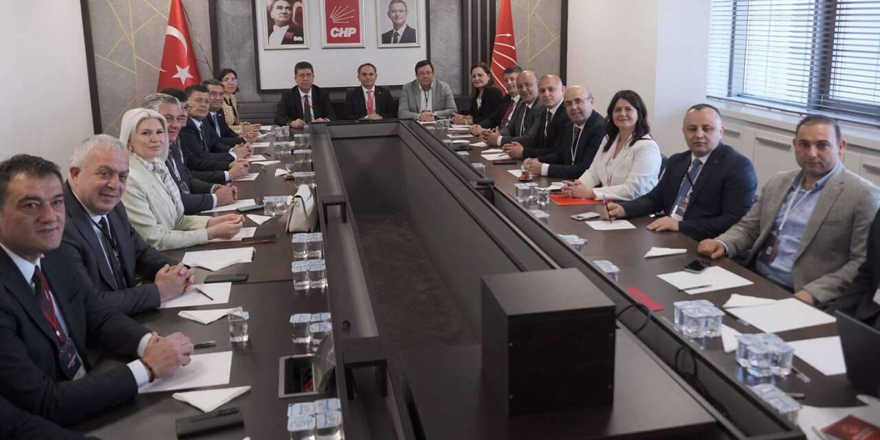 Özgür Özel, belediye başkanlarıyla toplantı yaptı