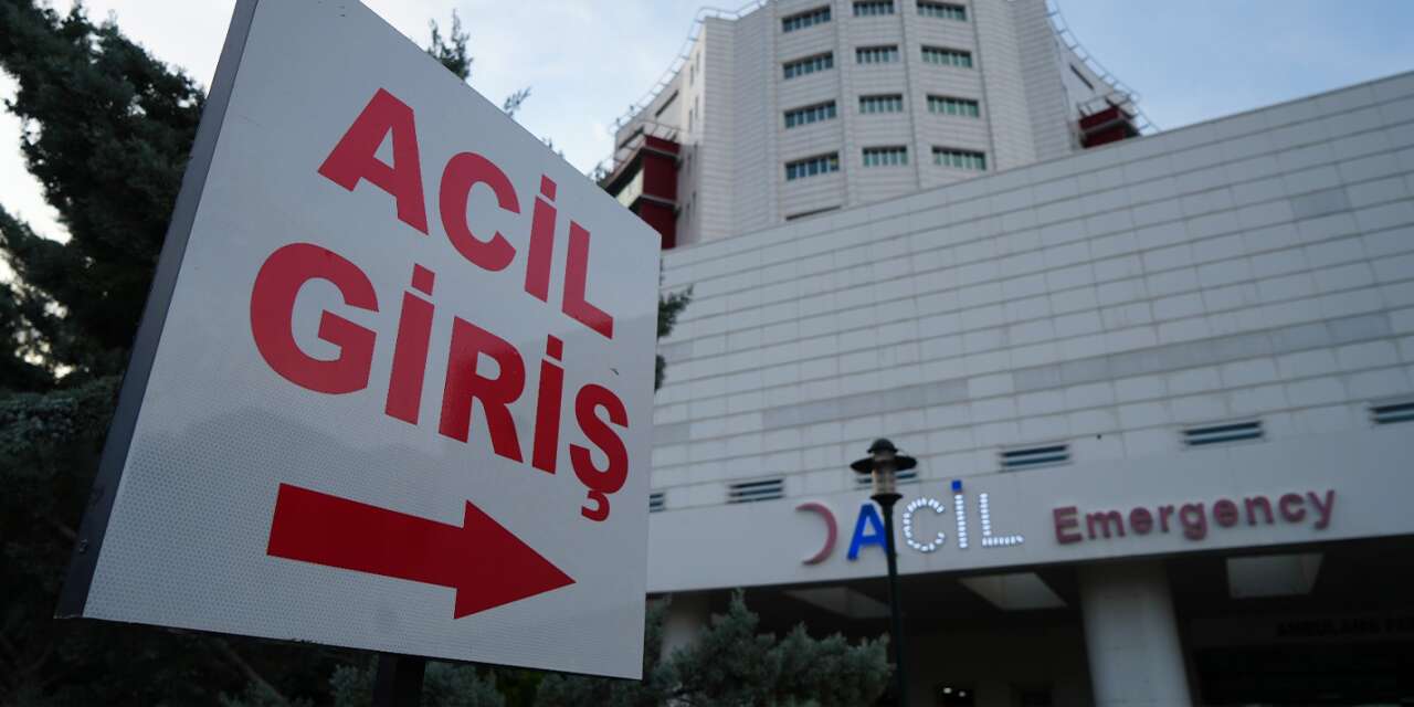 Durdurmaya çalıştığı traktörün tekerleği üzerinden geçti