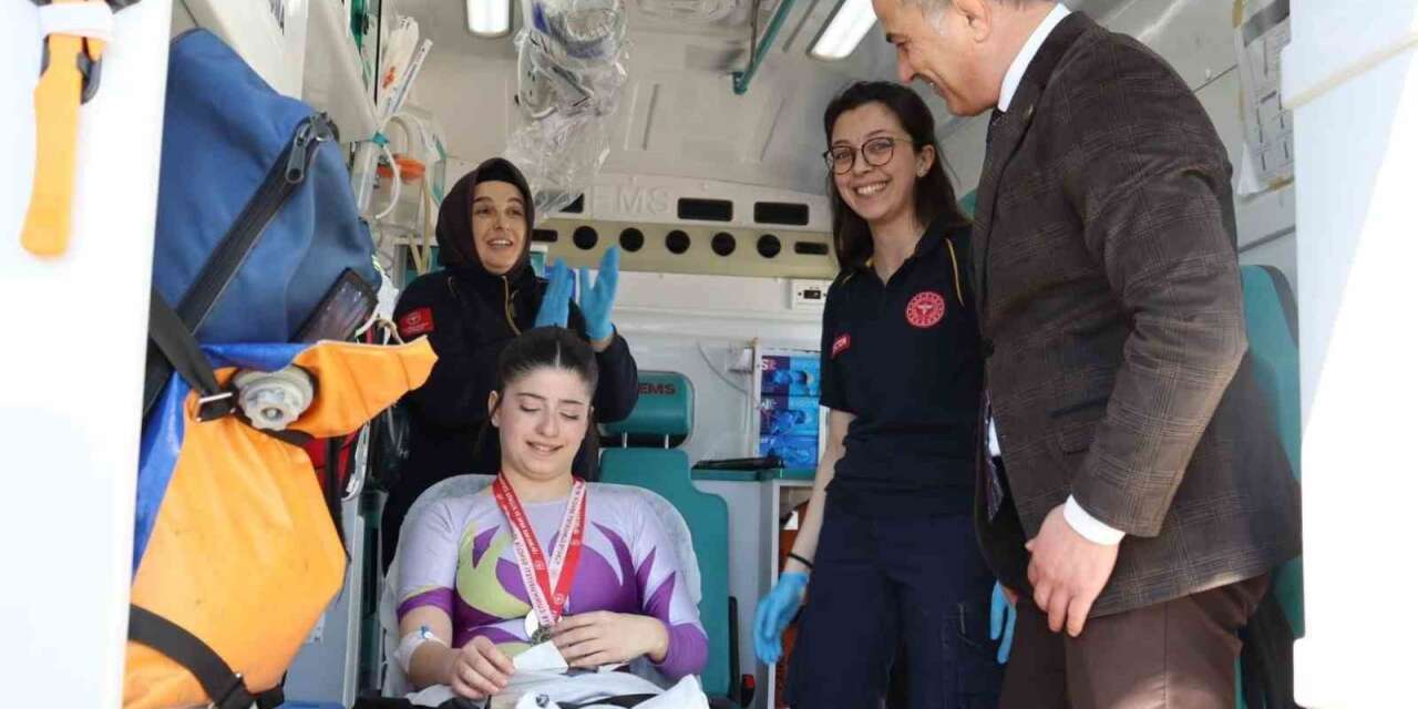 Madalyasını ambulansta aldı