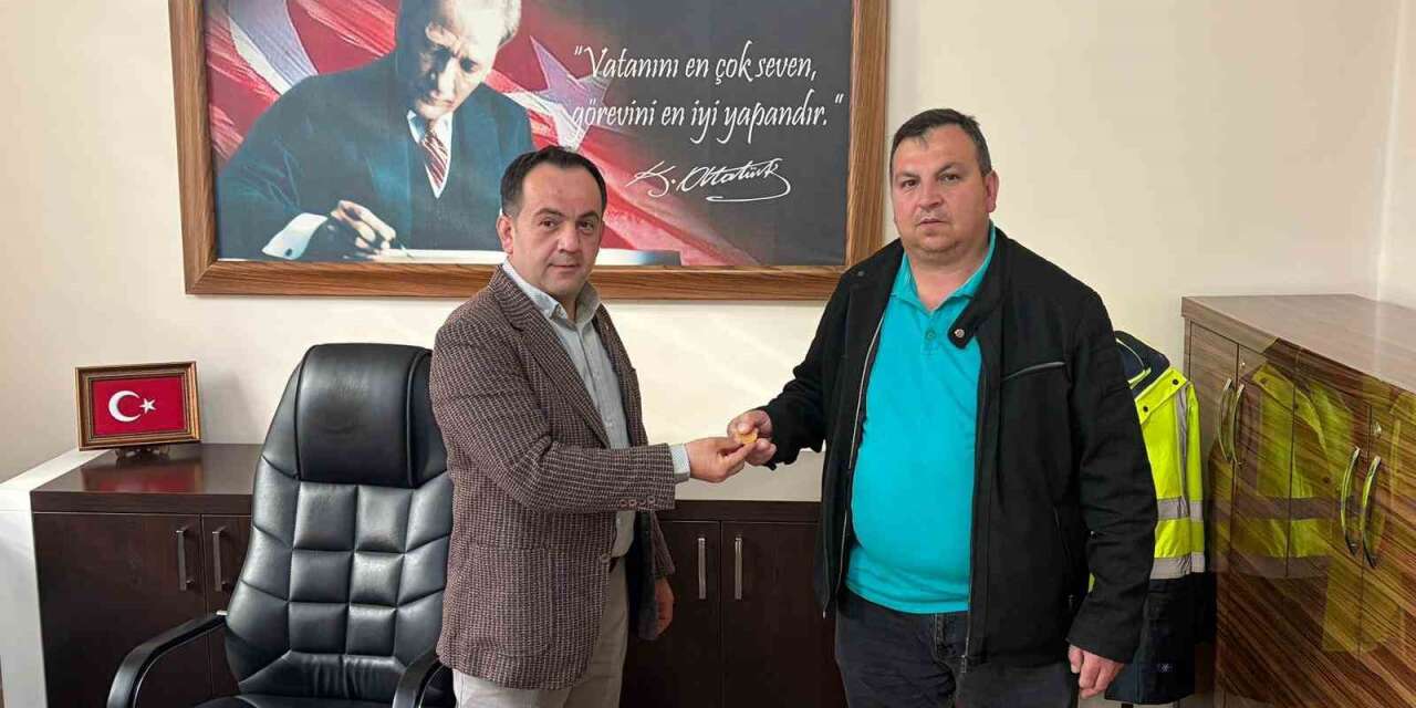 Belediye personelinin bulduğu 17,5 gram altın sahibine teslim edildi