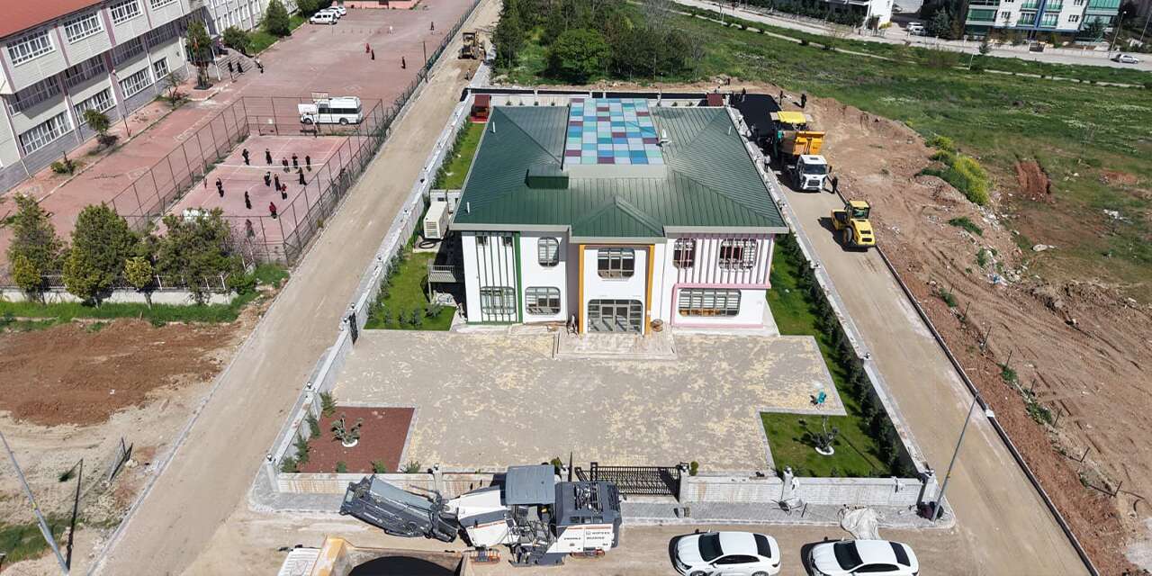 Pevrul Kavlak Kreşinin çevresi asfaltlanıyor