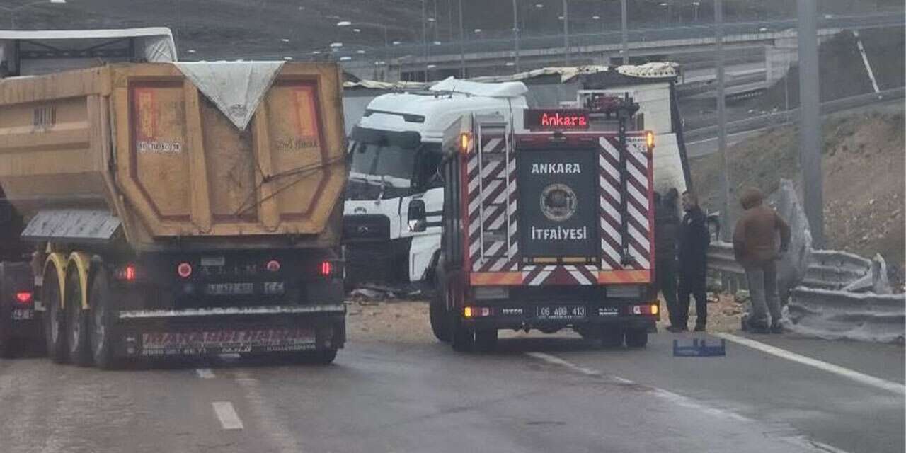 Meyve ve sebze yüklü tır bariyerlere çarptı