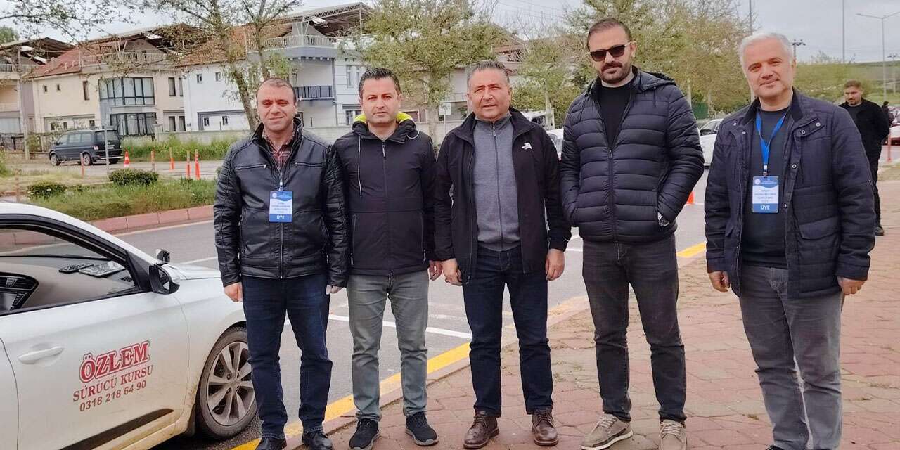 Sürücü adaylarının parkur alanında inceleme