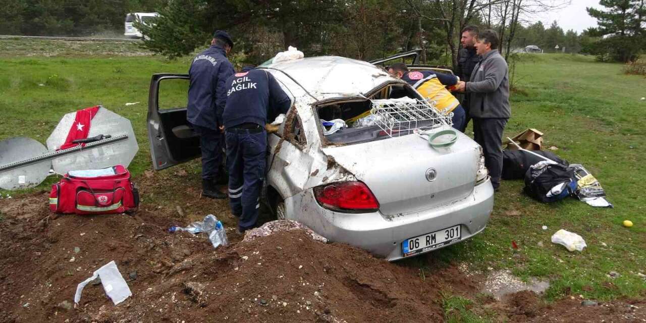 Takla atan otomobildeki yaşlı çift yaralandı