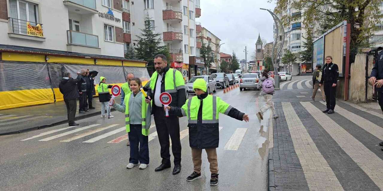 Başkan Ekinci, gönüllü öğrencilerle trafik kurallarına dikkat çekti