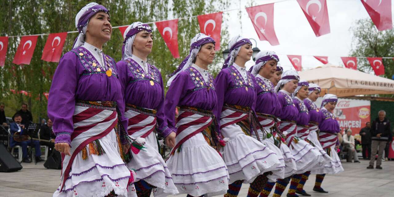 Millet Bahçesi’nde Hıdırellez coşkuyla kutlandı