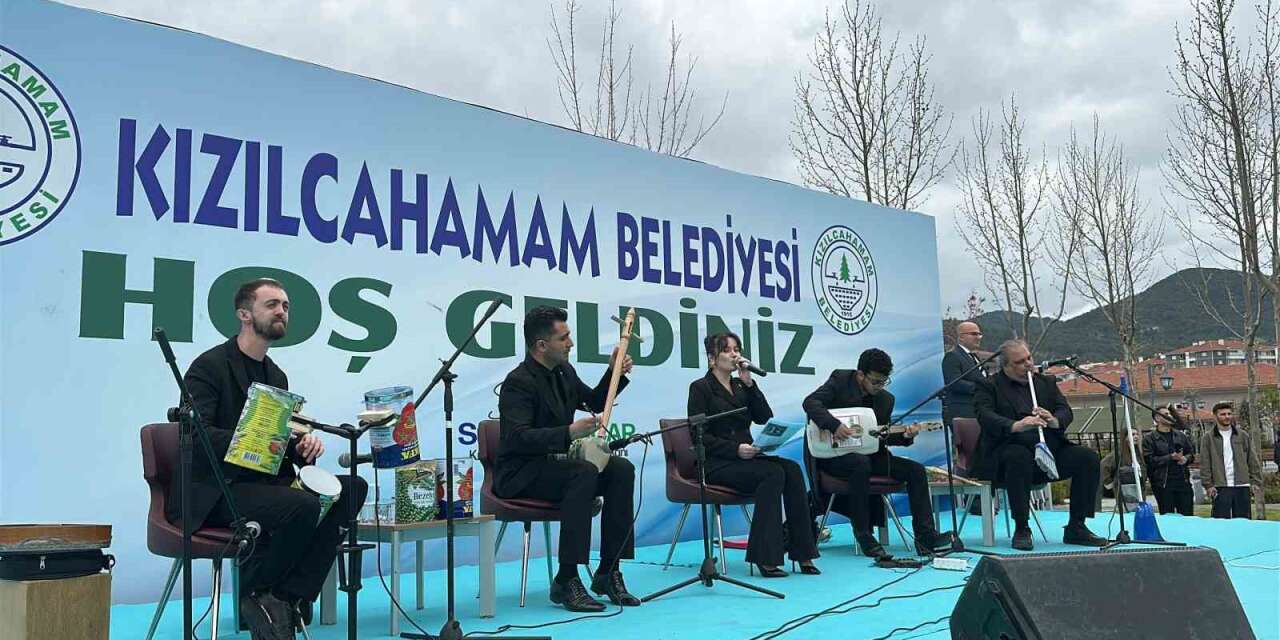 Atıklardan yaptıkları müzik aletleri ile konser verdiler