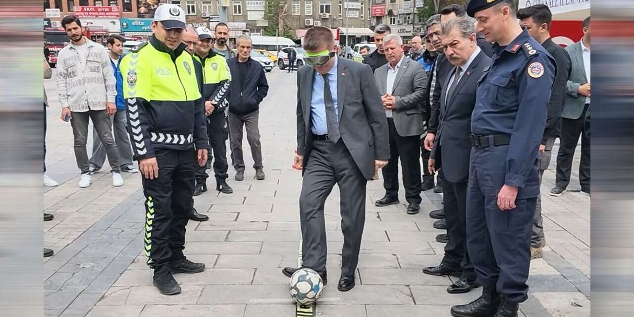 Motosiklet kazası geçiren sürücülere kask hediye edildi